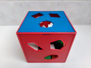 Kubus met 16 Insteekvormen in verschillende kleuren. beschikbaar voor biedingen