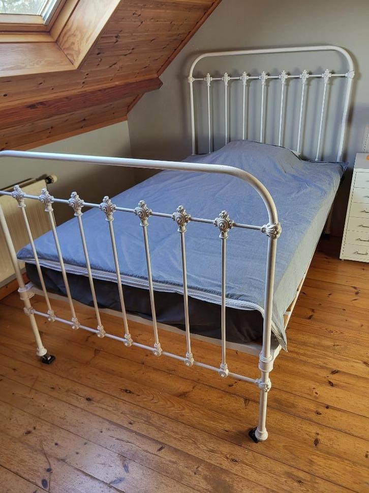 oud metalen bed, Huis en Inrichting, Slaapkamer | Bedden, Gebruikt, Twijfelaar, 120 cm, 200 cm, Metaal, Wit, Ophalen