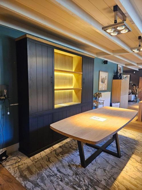 Buffetkast met bijpassende eettafel in teakhout, Huis en Inrichting, Kasten | Buffetkasten, Nieuw, Met deur(en), Met plank(en)