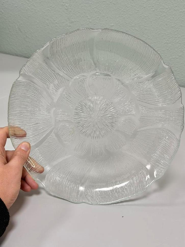 Vintage glazen serveerschaal glas – bloemenreliëf – Ø 28 cm, Antiek en Kunst, Antiek | Servies los, Ophalen of Verzenden