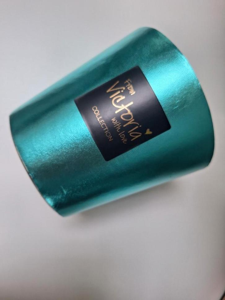 Groene metallic geurkaars From Victoria With Love 510gr, Huis en Inrichting, Woonaccessoires | Kandelaars en Kaarsen, Nieuw, Ophalen of Verzenden