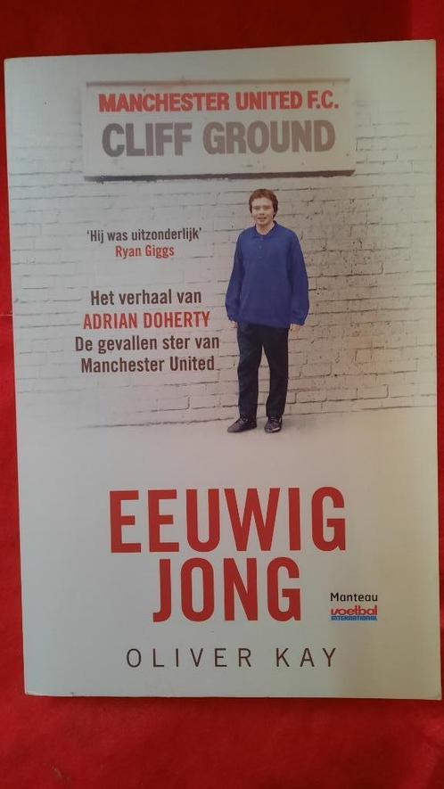 EEUWIG JONG - OLIVER KAY -  ADRIAN  DOHERTY -  MAN .UNITED, Boeken, Biografieën, Sport, Ophalen of Verzenden