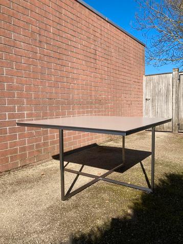 Tuintafel beschikbaar voor biedingen