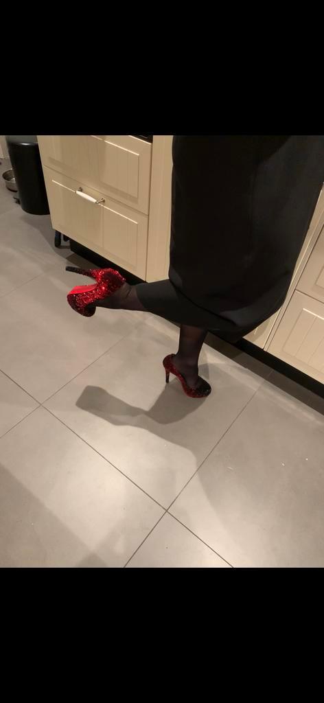 Louboutins , maat 37 in perfecte staat , zwart / rood, Kleding | Dames, Schoenen, Zo goed als nieuw, Schoenen met hoge hakken