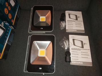 2 x LED schijnwerper 20W binnen- en buitenshuis nog NIEUW beschikbaar voor biedingen
