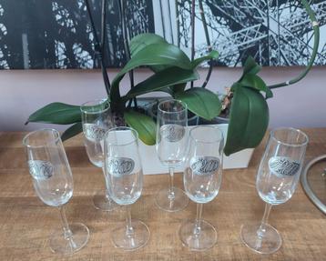 6 glazen fluiten jaar 2000 beschikbaar voor biedingen