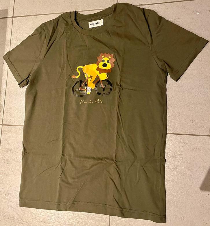 Origineel Vive le Vélo t-shirt small kaki met gele leeuw, Fietsen en Brommers, Fietsaccessoires | Fietskleding, Zo goed als nieuw