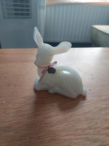 Fenton hertje in iriserend melkglas beschikbaar voor biedingen