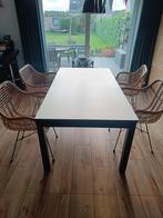 Zwarte uittrekbare eettafel met matte tafelbeschemer, Huis en Inrichting, Tafels | Eettafels, Ophalen, Gebruikt, 50 tot 100 cm