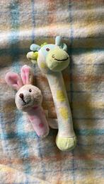 Baby knuffeltjes 2 stuks giraf en konijntje, Enfants & Bébés, Comme neuf, Enlèvement ou Envoi