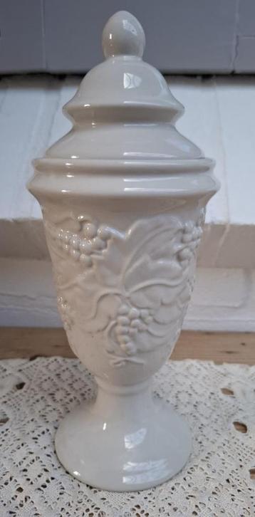 Beige sierpot met reliëf van druiven en druivenbladeren beschikbaar voor biedingen