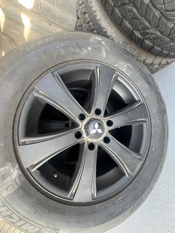 Mitsubishi pajero banden en velgen beschikbaar voor biedingen