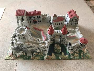 Oude legerburcht jaren 1990 beschikbaar voor biedingen
