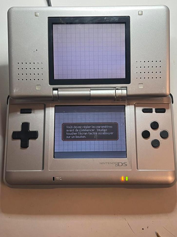 nintendo ds tank grise – fonctionnelle – charnière à réparer, Games en Spelcomputers, Games | Nintendo DS, Zo goed als nieuw, Ophalen of Verzenden