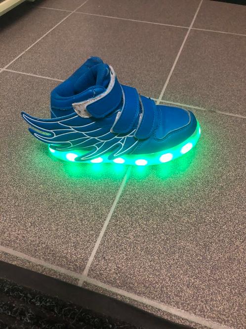 Schoenen met lichtjes en oplaadkabel. Maat 28, Kinderen en Baby's, Kinderkleding | Schoenen en Sokken, Schoenen, Ophalen of Verzenden