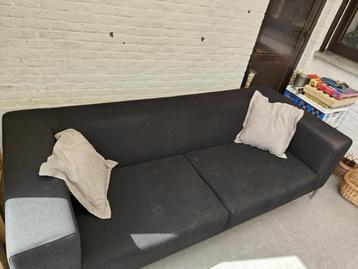 Moderne Donkergrijze Zetel te koop. beschikbaar voor biedingen