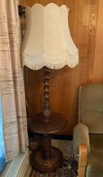 Staande lamp hout  met tafelblad en voet, Huis en Inrichting, Lampen | Vloerlampen, Ophalen, Gebruikt, Hout, 100 tot 150 cm