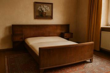 Elegant bed met geïntegreerde nachtkastjes – art deco beschikbaar voor biedingen