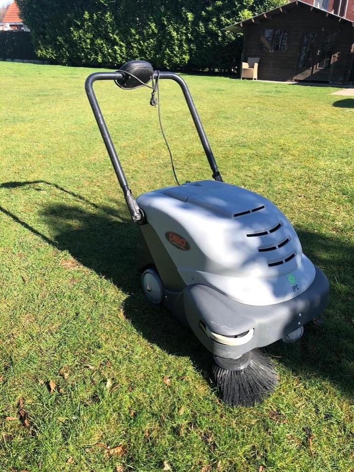 veegmachine op accu, Tuin en Terras, Veegmachines, Zo goed als nieuw, Ophalen