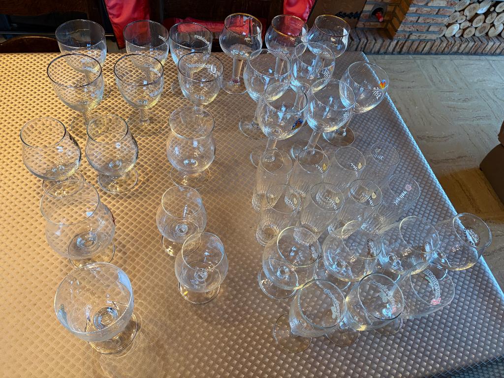 36 bierglazen, Verzamelen, Glas en Drinkglazen, Ophalen