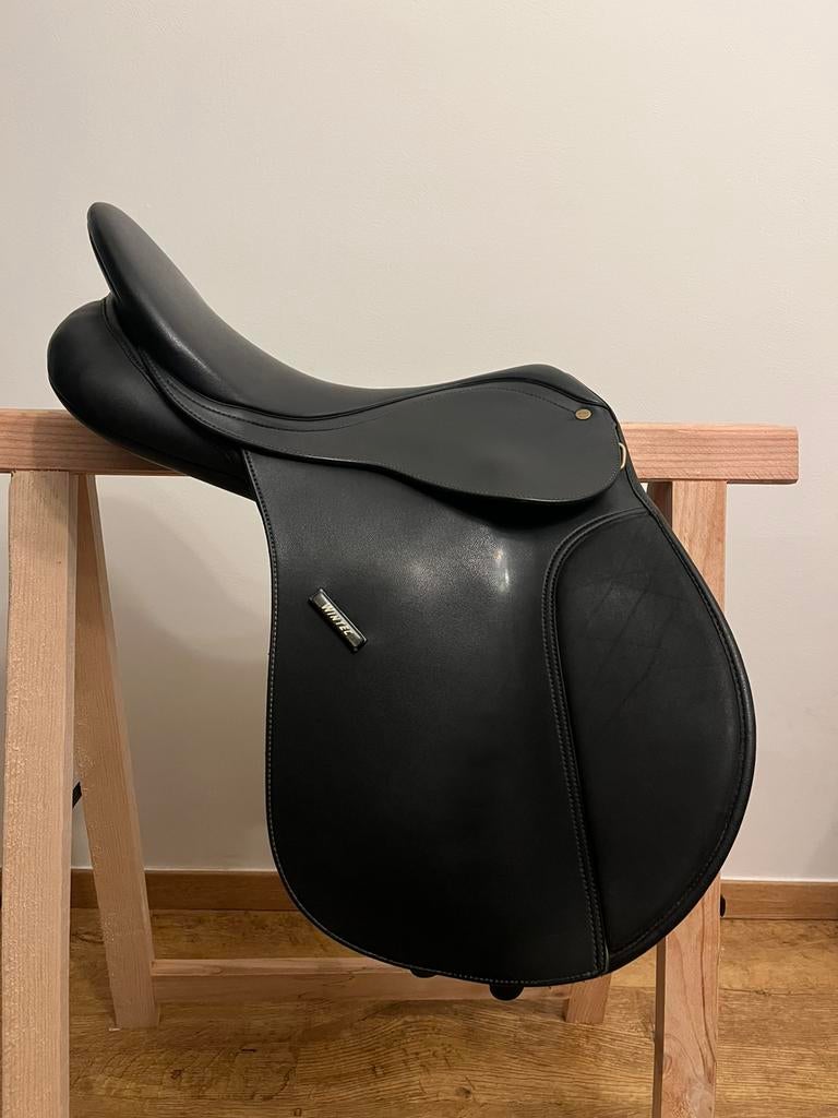 Wintec 250 veelzijdigheidszadel 17”, Dieren en Toebehoren, Paarden en Pony's | Zadels, Ophalen, Zo goed als nieuw