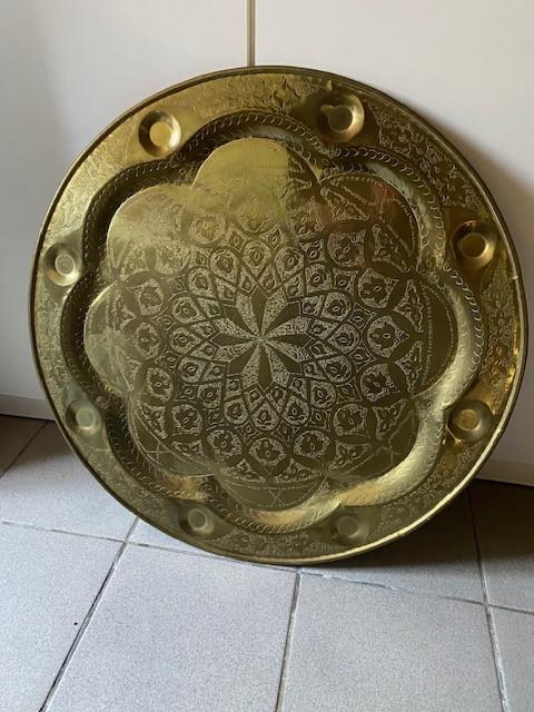 Plateau marocain en cuivre, Enlèvement, Bronze