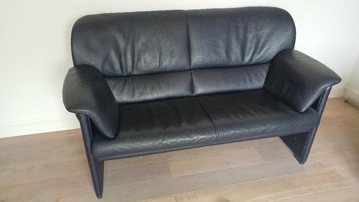 Jori, donkerblauwe 3-zit zetel in leder in uitstekende staat, Huis en Inrichting, Zetels | Zetels, Zo goed als nieuw, Rechte bank