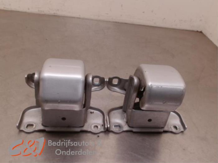 Scharnier deur rechts-achter van een Renault Trafic, Auto-onderdelen, Overige Auto-onderdelen, Renault, Gebruikt, 3 maanden garantie