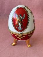 Oeuf décoratif rouge blanc avec figure, Antiquités & Art, Enlèvement ou Envoi
