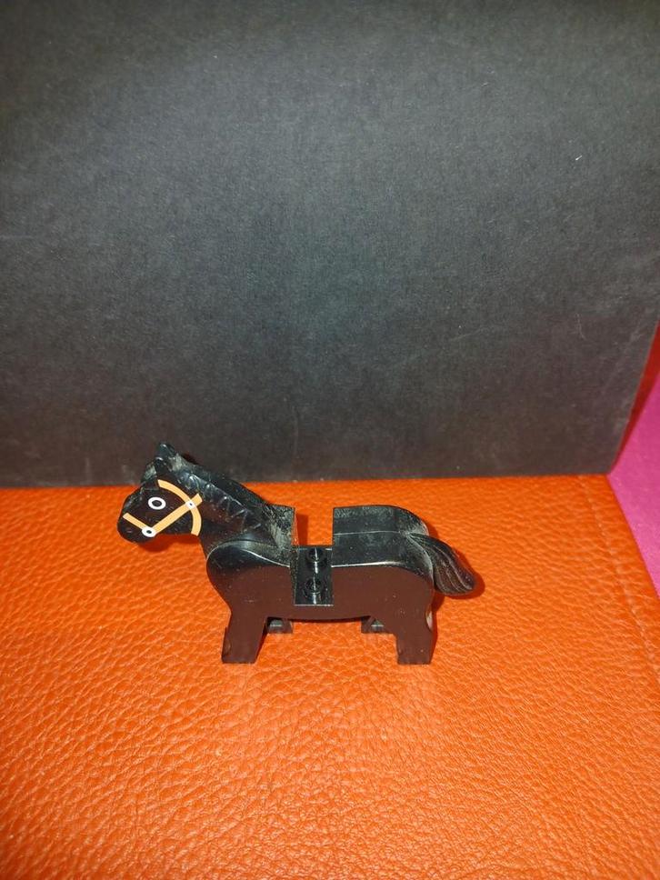 Dit is een vintage LEGO-paard met zwarte ogen omcirkeld door, Verzamelen, Speelgoed, Ophalen