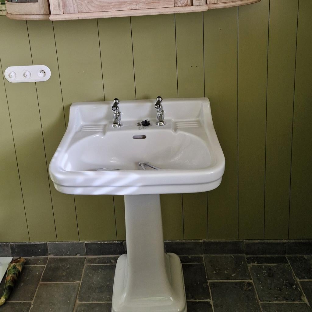 Lavabo ancien avec robinets., Maison & Meubles, Enlèvement, Utilisé, Lavabo ou Évier