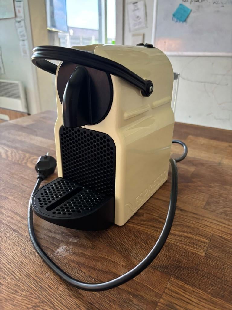 Nespresso Inissia by Magimix - goede staat, Ophalen, Koffiemachine, Zo goed als nieuw, 2 tot 4 kopjes