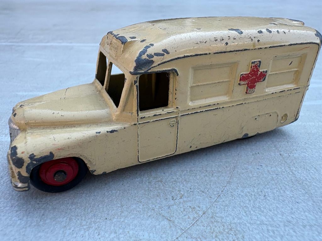 Ambulances miniatures Dinky Daimler