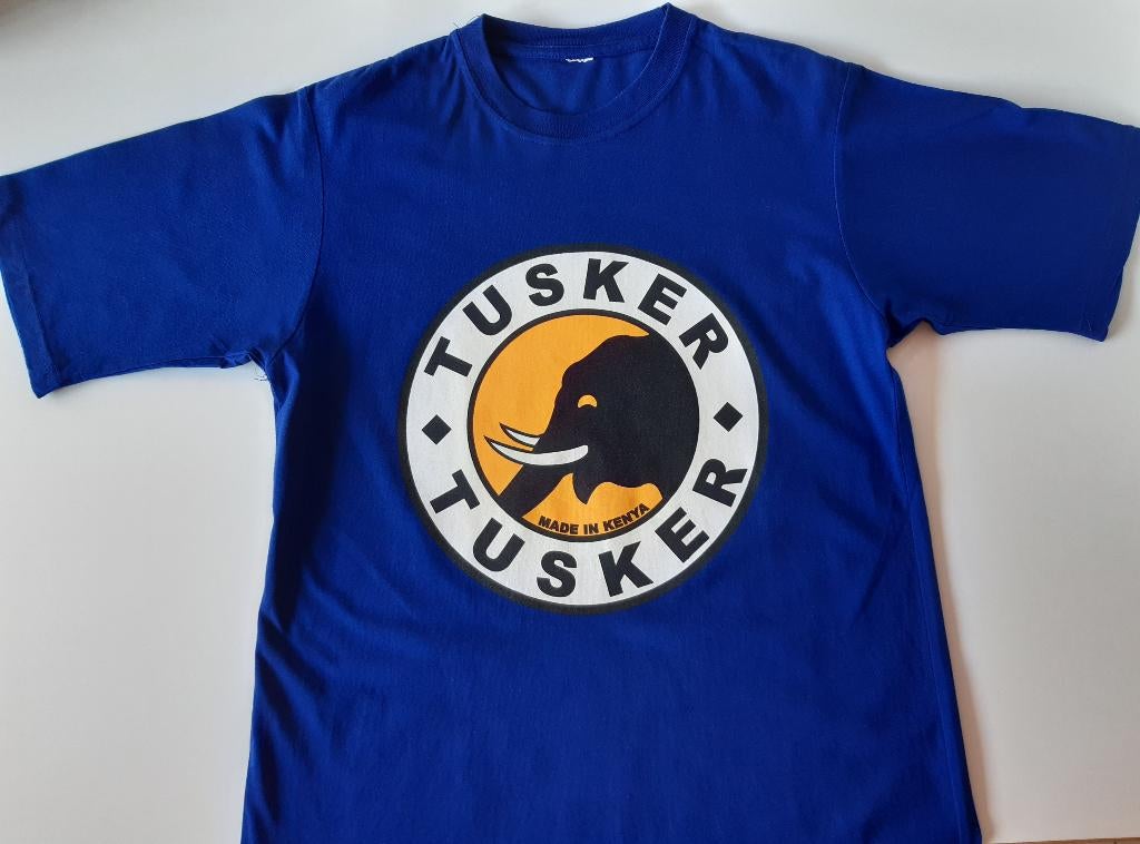 T-shirts bière Tusker du Kenya bleu ou rouge, Enlèvement ou Envoi, Comme neuf, Vêtements, Autres marques