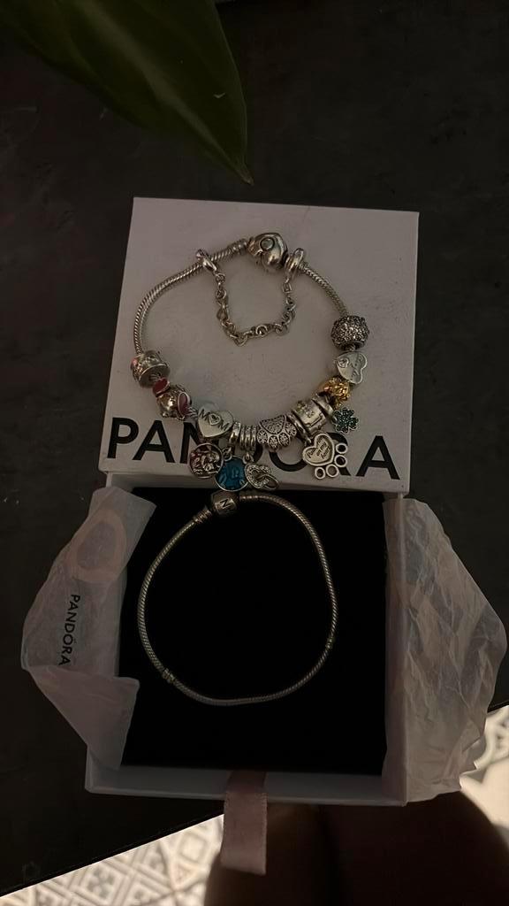 Pandora bundel – 2 armbanden (1 gevuld + 1 leeg), Handtassen en Accessoires, Armbanden, Zo goed als nieuw, Zilver, Met bedels of kralen