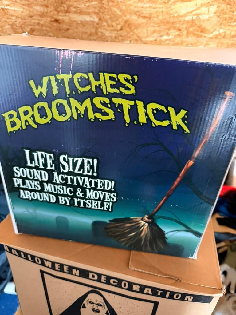 Bewegende heksen bezem halloween, Ophalen, Zo goed als nieuw