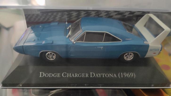 Dodge Charger Daytona blauw/wit 1969 1:43 in vitrinedoosje, Hobby en Vrije tijd, Modelauto's | 1:43, Ophalen of Verzenden