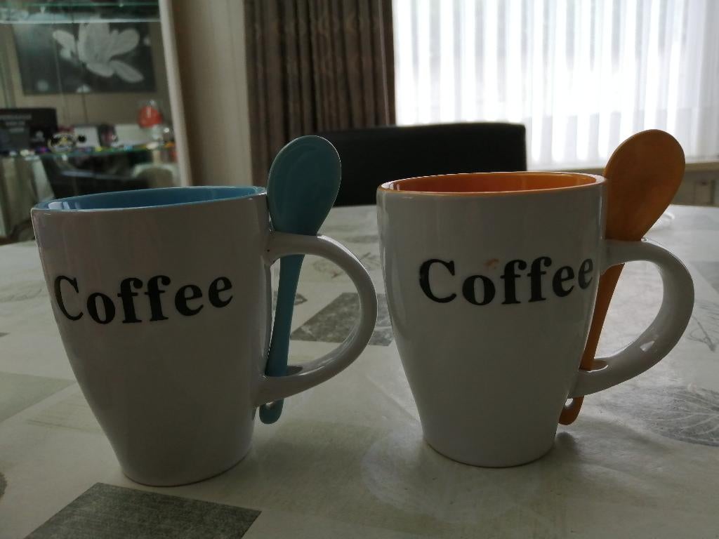 2 grote mokken KOFFIE + LEPELTJES ( NIEUW, Ophalen of Verzenden, Nieuw, Aardewerk, Kop(pen) en/of Schotel(s)