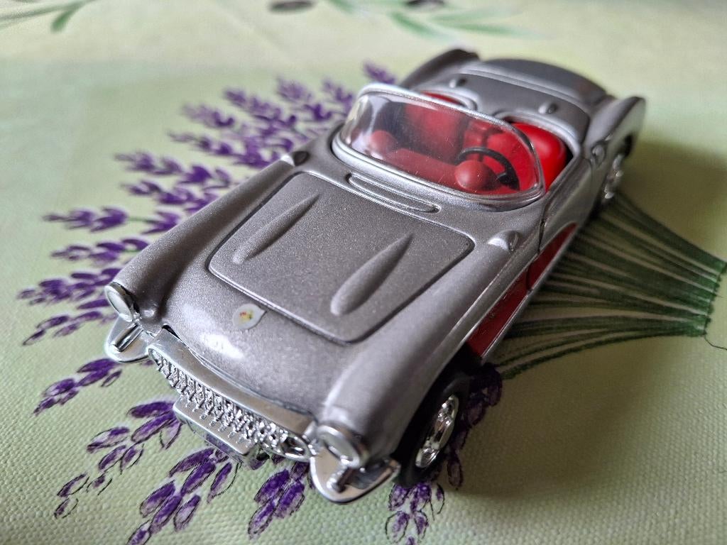 Chevrolet 1957 grijs rood (New Ray), Hobby & Loisirs créatifs, Voitures miniatures | 1:43, Enlèvement ou Envoi, Neuf, Voiture