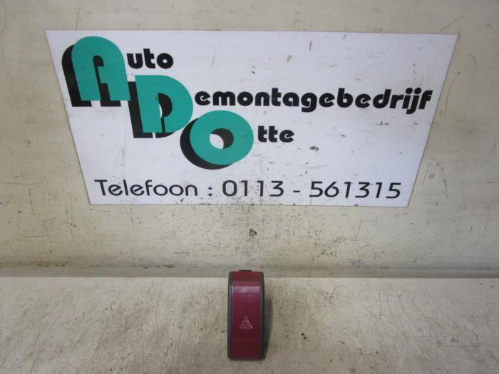 Paniekverlichtings Schakelaar van een Opel Corsa (Corsa C 00, Auto-onderdelen, Dashboard en Schakelaars, Opel, Gebruikt, 3 maanden garantie