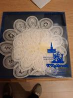 Kleine doos met onderzetter bloemen in BRUXELLES-kant, Hobby en Vrije tijd, Ophalen of Verzenden