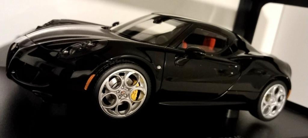 1/18 Alfa Romeo 4C Gloss black 2013 AUtoart, Hobby en Vrije tijd, Modelauto's | 1:18, Ophalen of Verzenden, Nieuw, Auto, Autoart