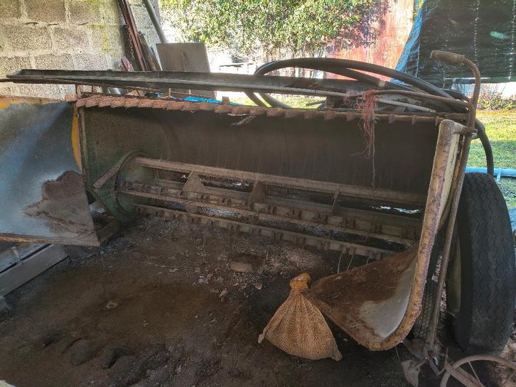 versleten oude landbouwmachines, Zakelijke goederen, Landbouw | Werktuigen, Akkerbouw, Veehouderij, Oogstmachine, Ophalen