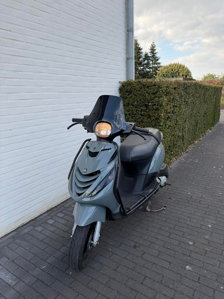 Piaggio zip viertakt, Fietsen en Brommers, Scooters | Piaggio, Ophalen, Zip, Klasse A (25 km/u), Zo goed als nieuw