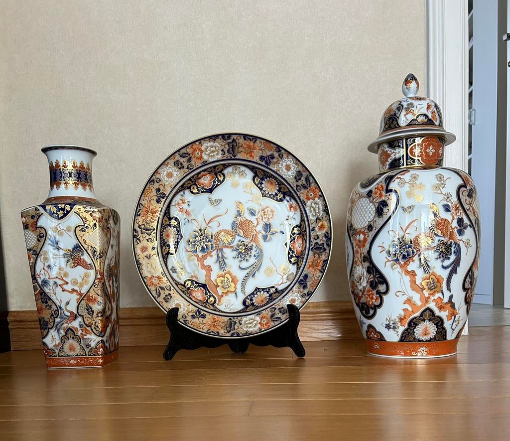 Twee vazen en bord porselein, Ophalen