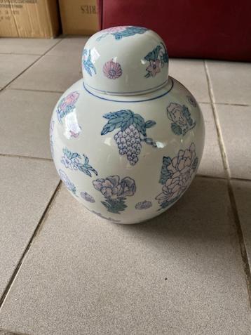Decoratieve porseleinen pot met deksel  beschikbaar voor biedingen