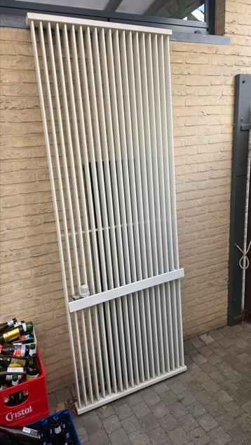Grote witte radiator te koop beschikbaar voor biedingen