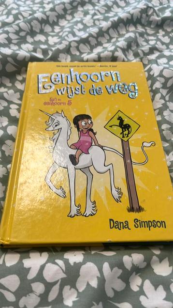 Dana Simpson - Eenhoorn wijst de weg beschikbaar voor biedingen