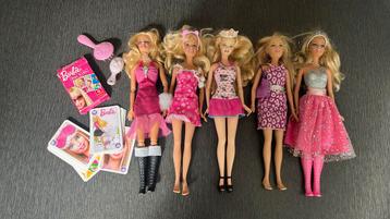 Set van 5 Barbie poppen met Barbie kaartspel  disponible aux enchères