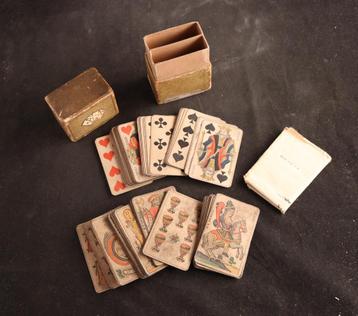 Antieke spelkaarten in doos beschikbaar voor biedingen